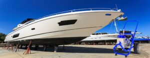 Yacht in secco per manutenzione con verniciatura antivegetativa e pompa Airless Tecnover