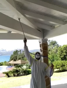 Operatore con pompa Airless che applica vernice marrone dimostrando come abbattere sprechi di prodotto Tecnover