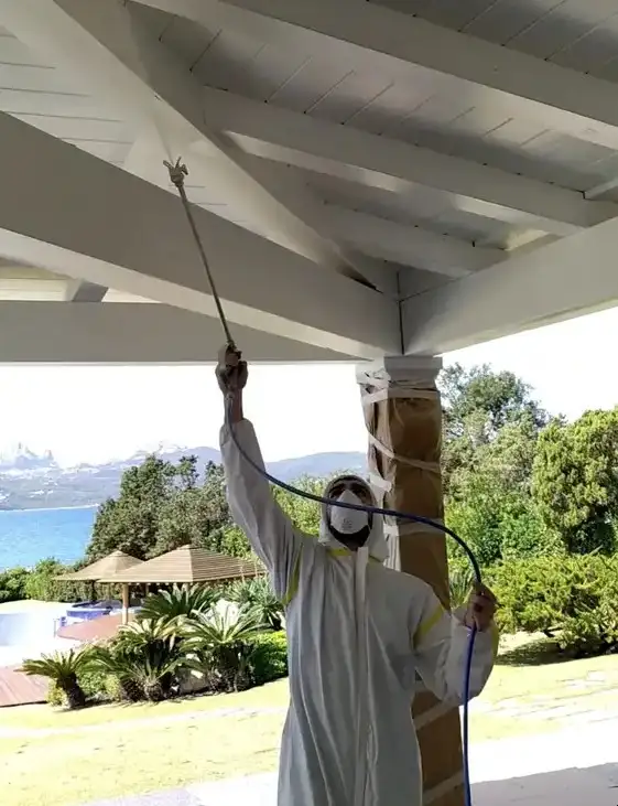 Operatore con pompa Airless che applica vernice marrone dimostrando come abbattere sprechi di prodotto Tecnover