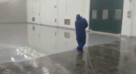 Operatore Tecnover al lavoro su pavimento industriale lucido con attrezzatura professionale