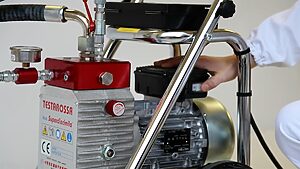 Operatore che effettua manutenzione di pompa Airless con pulizia e controllo componenti per funzionamento efficace Tecnover