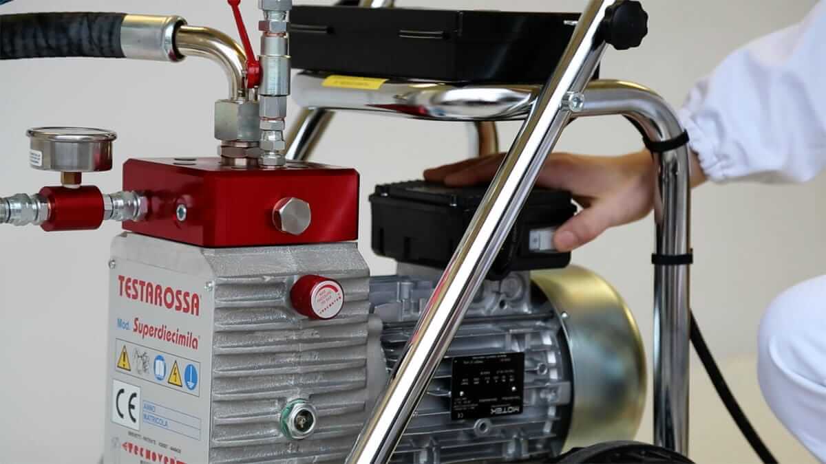 Operatore che effettua manutenzione di pompa Airless con pulizia e controllo componenti per funzionamento efficace Tecnover