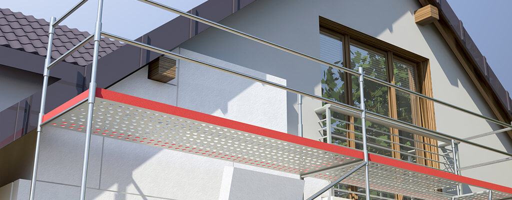 Scaffalatura metallica per ristrutturazione esterni su casa bianca con piattaforma di sicurezza Tecnover